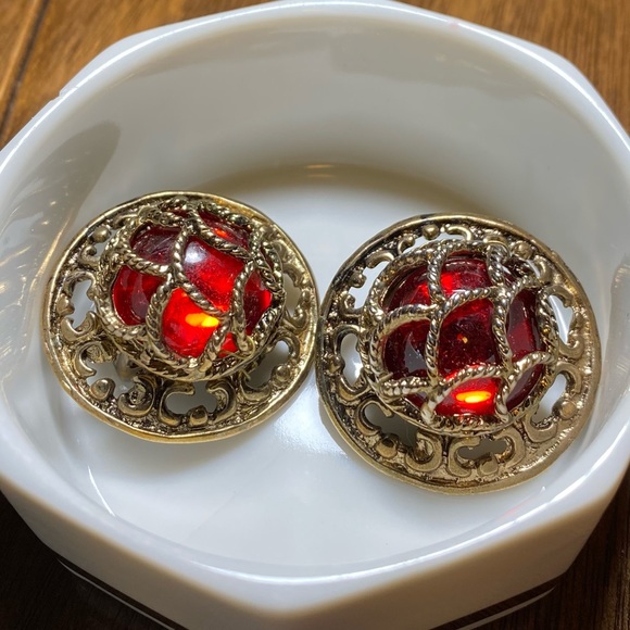 Red and gold, Vintage clip on earrings. Stunning ornate antique gold casing. - Picture 4 of 7